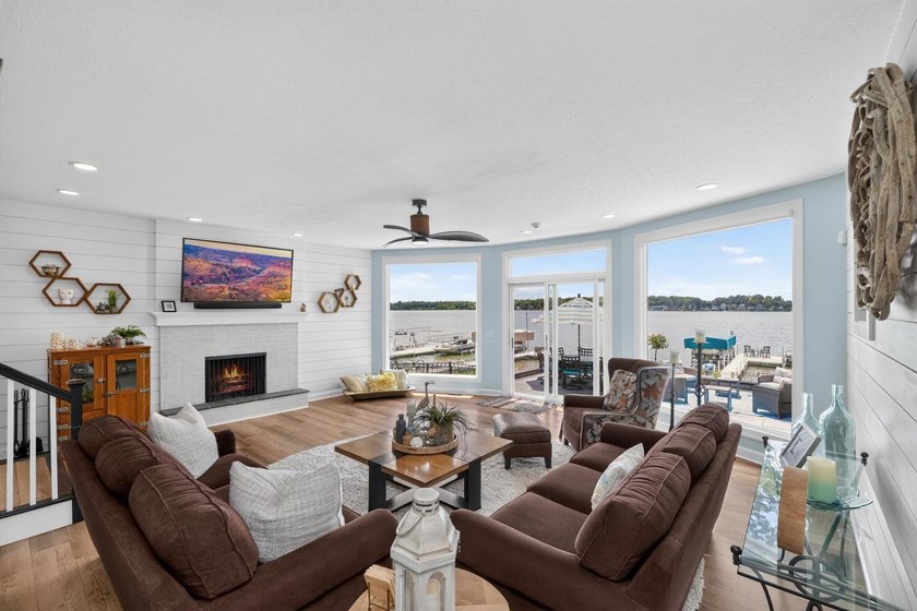 This 3-BD, 3.5-BA, 2,978-sq-ft 2-story fully renovated home - photo 9