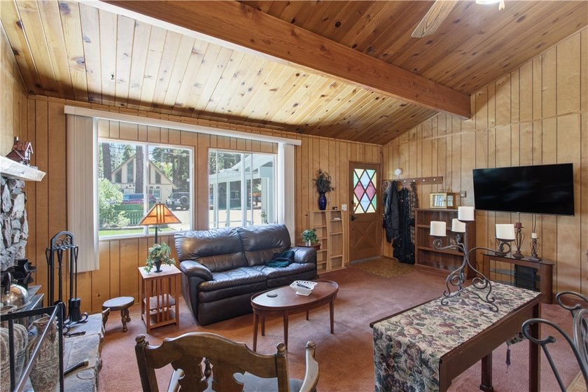 Charming Mountain Retreat with Rustic Character! This inviting - photo 12