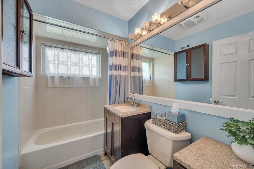 Welcome to this charming and spacious 4-bedroom, 2-bathroom - photo 14