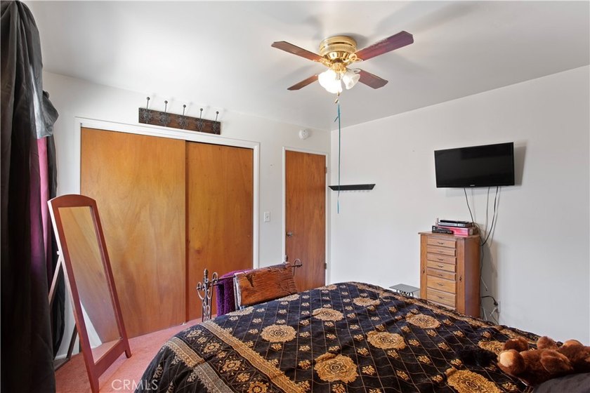 Charming Mountain Retreat with Rustic Character! This inviting - photo 15