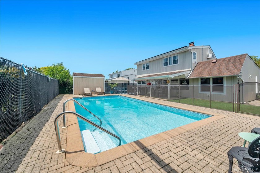 Welcome to this charming and spacious 4-bedroom, 2-bathroom - photo 27