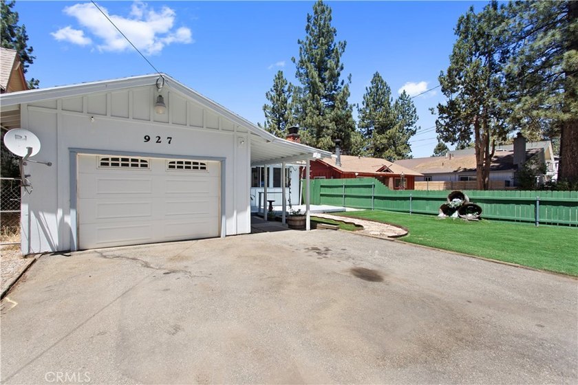 Charming Mountain Retreat with Rustic Character! This inviting - photo 28