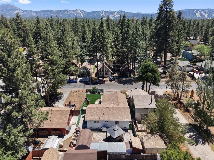 Charming Mountain Retreat with Rustic Character! This inviting - photo 35