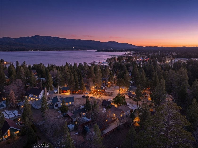 Charming Mountain Retreat with Rustic Character! This inviting - photo 36
