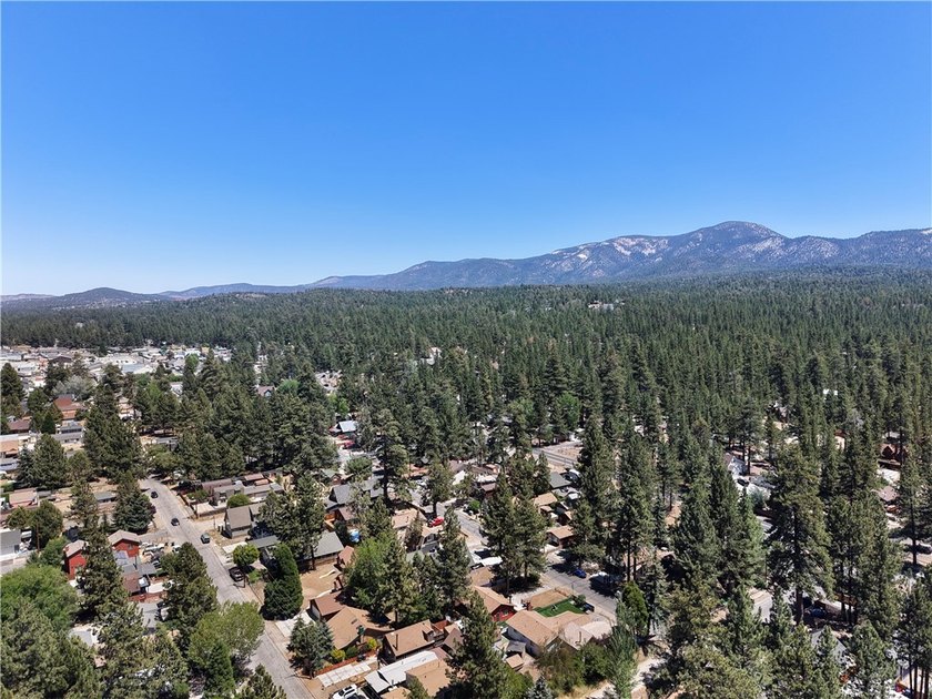 Charming Mountain Retreat with Rustic Character! This inviting - photo 39