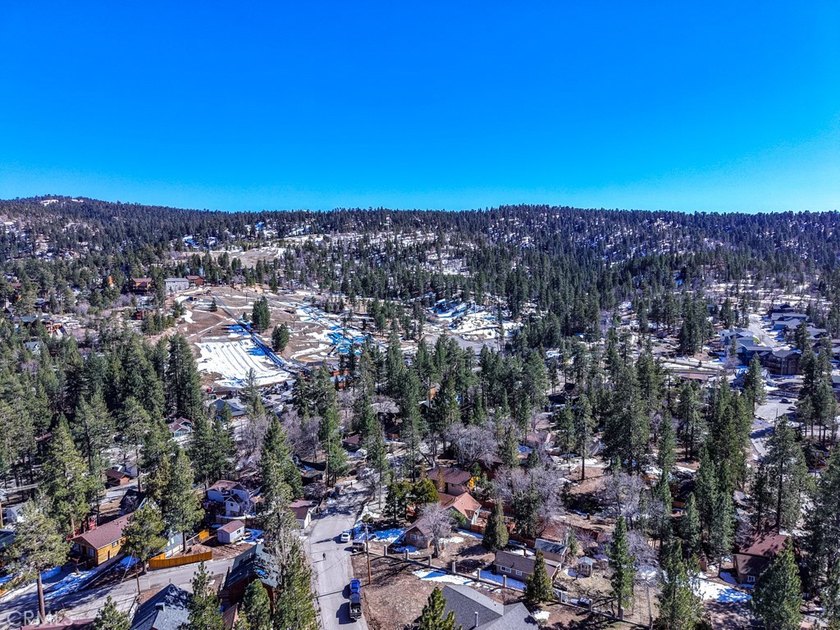 Charming Mountain Retreat with Rustic Character! This inviting - photo 43