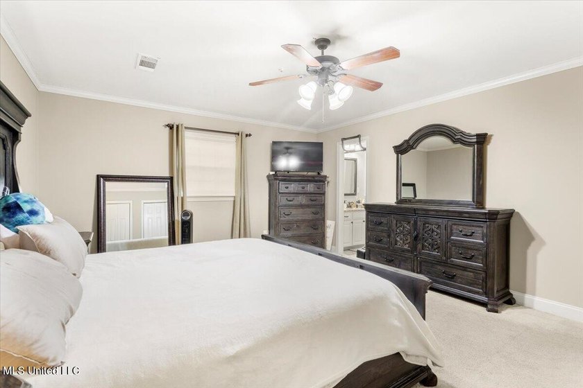 Welcome to this spacious and beautifully appointed 4-bedroom - photo 18