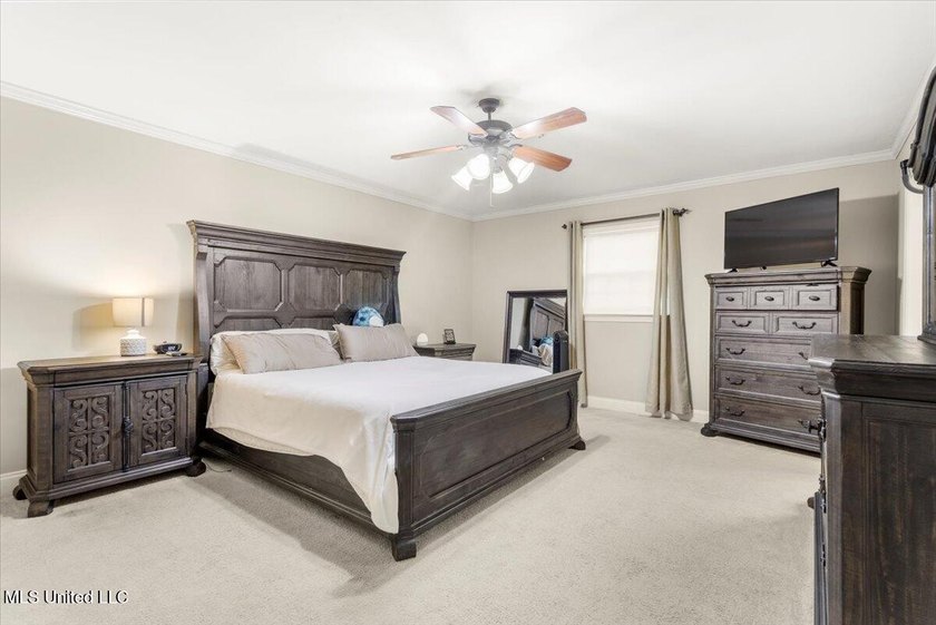 Welcome to this spacious and beautifully appointed 4-bedroom - photo 19