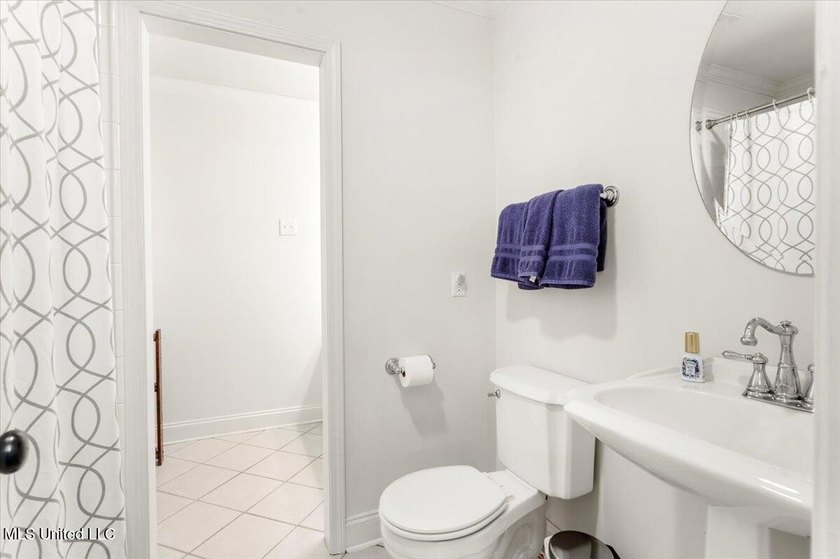 Welcome to this spacious and beautifully appointed 4-bedroom - photo 20