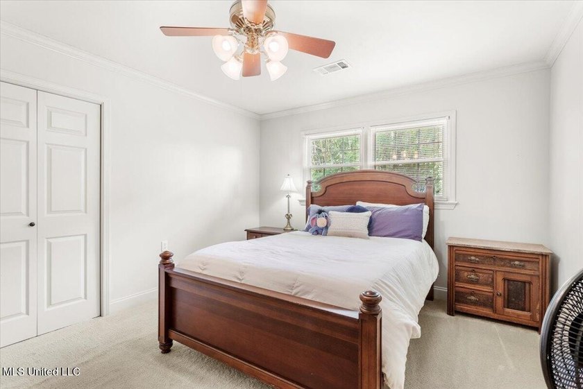 Welcome to this spacious and beautifully appointed 4-bedroom - photo 21