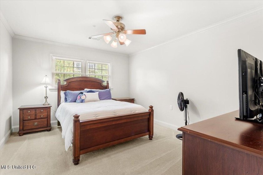 Welcome to this spacious and beautifully appointed 4-bedroom - photo 22