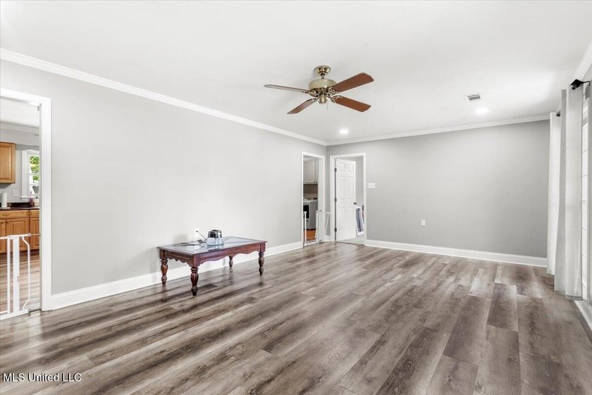 Welcome to this spacious and beautifully appointed 4-bedroom - photo 28