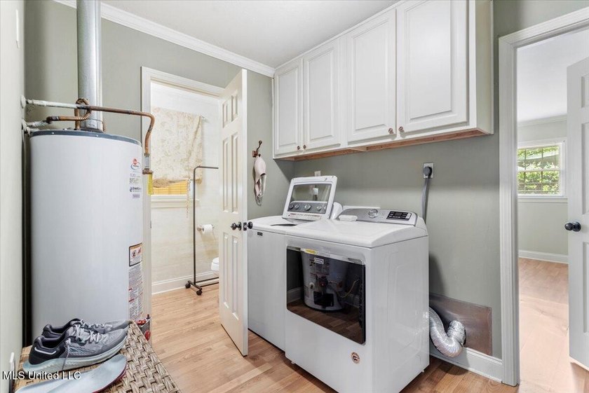 Welcome to this spacious and beautifully appointed 4-bedroom - photo 29