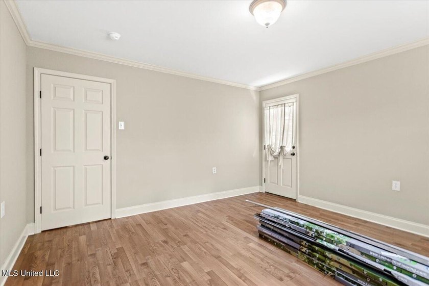 Welcome to this spacious and beautifully appointed 4-bedroom - photo 32
