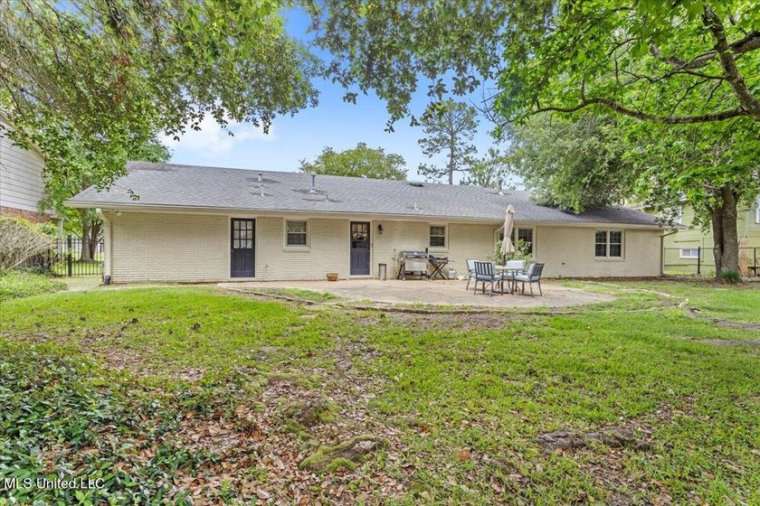 Welcome to this spacious and beautifully appointed 4-bedroom - photo 36