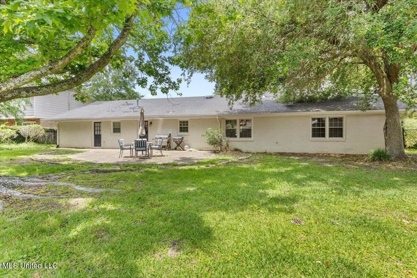 Welcome to this spacious and beautifully appointed 4-bedroom - photo 37