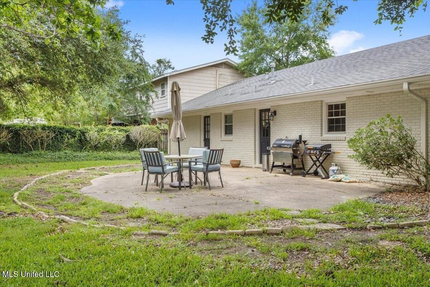 Welcome to this spacious and beautifully appointed 4-bedroom - photo 38