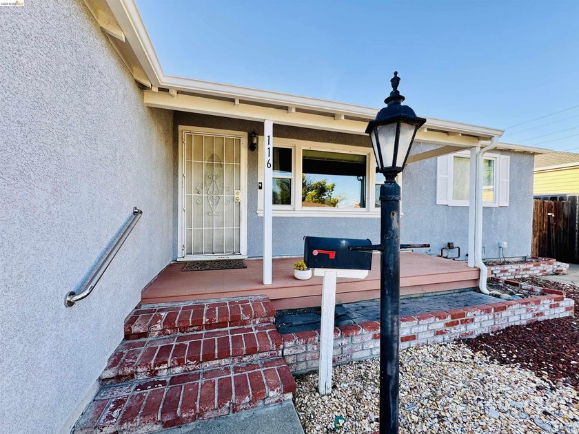 Welcome to this charming Vallejo home offering 2 bedrooms, 1 - photo 2
