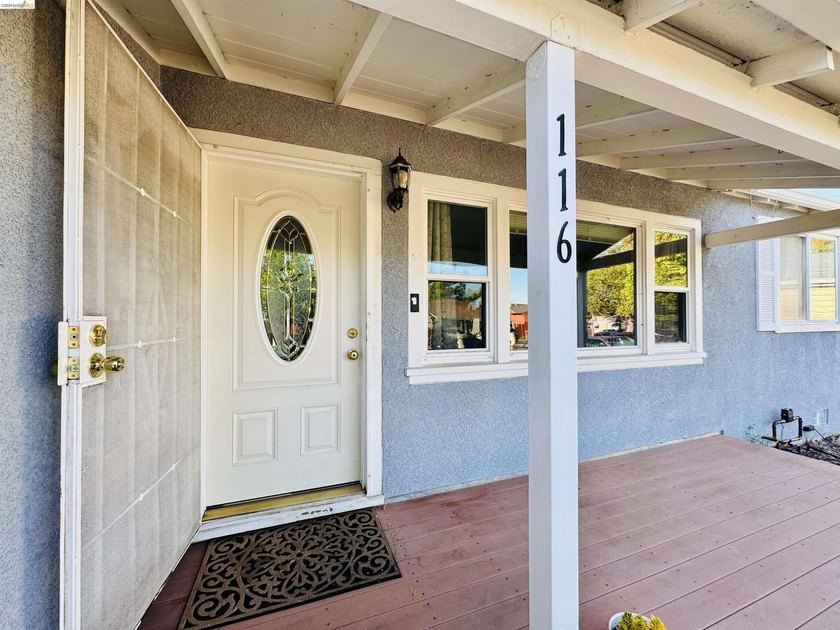 Welcome to this charming Vallejo home offering 2 bedrooms, 1 - photo 3