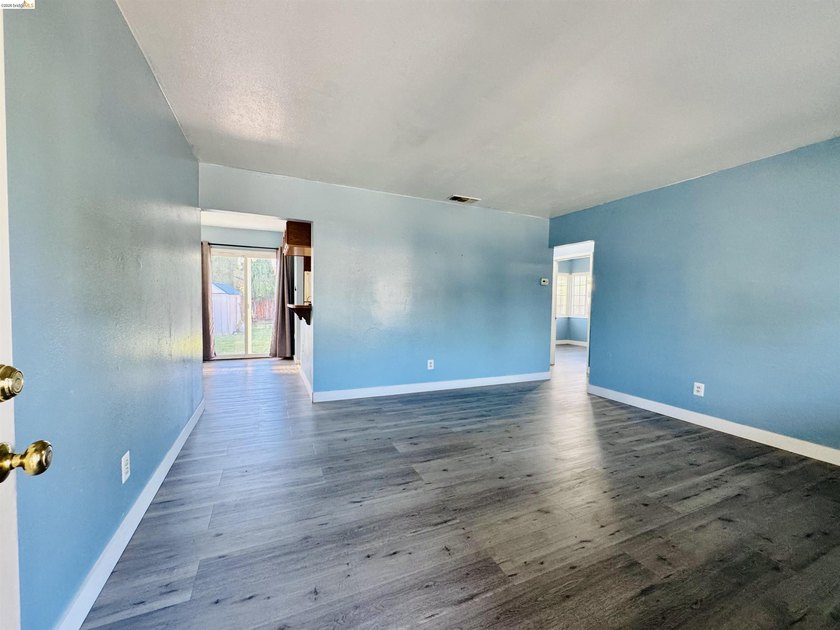 Welcome to this charming Vallejo home offering 2 bedrooms, 1 - photo 4