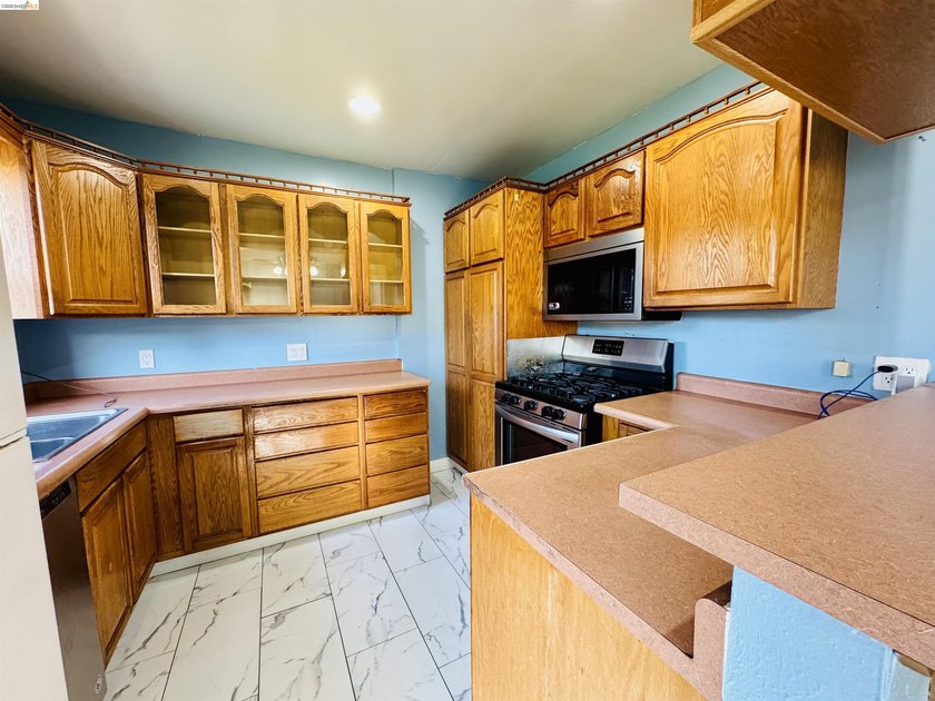 Welcome to this charming Vallejo home offering 2 bedrooms, 1 - photo 6