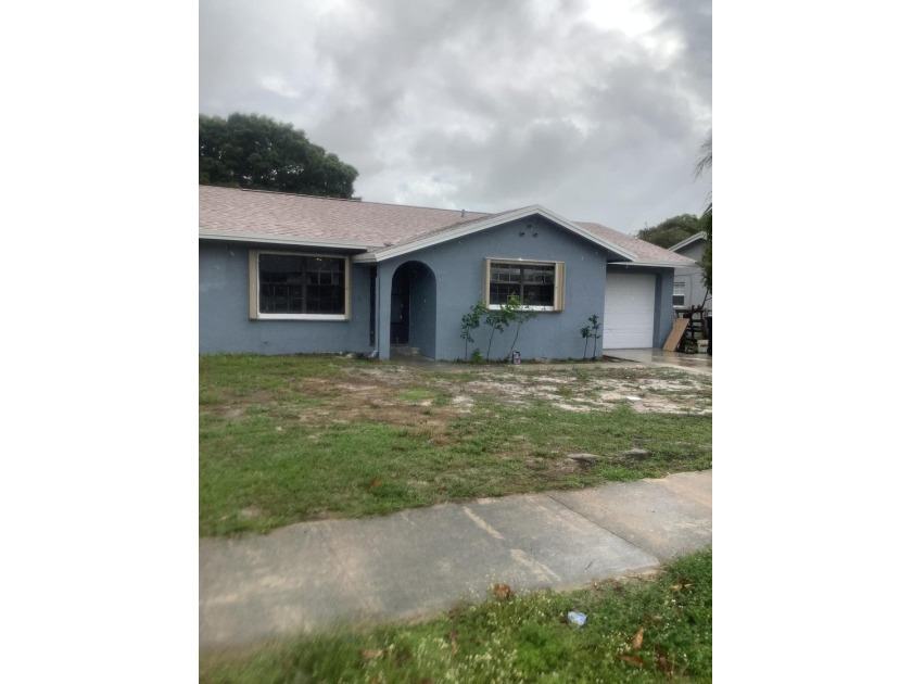 Location! Location! Location! Enjoy a freshly painted interior - photo 34