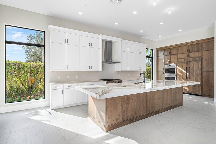 NO EXPENSE OR DETAIL SPARED IN OUR LARGEST ESTATE HOME IN CORAL - photo 11