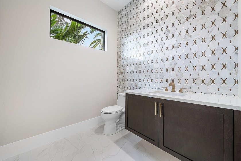 NO EXPENSE OR DETAIL SPARED IN OUR LARGEST ESTATE HOME IN CORAL - photo 15