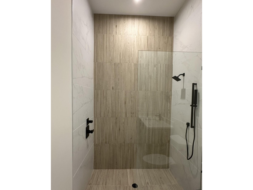NO EXPENSE OR DETAIL SPARED IN OUR LARGEST ESTATE HOME IN CORAL - photo 18