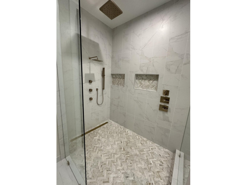 NO EXPENSE OR DETAIL SPARED IN OUR LARGEST ESTATE HOME IN CORAL - photo 23