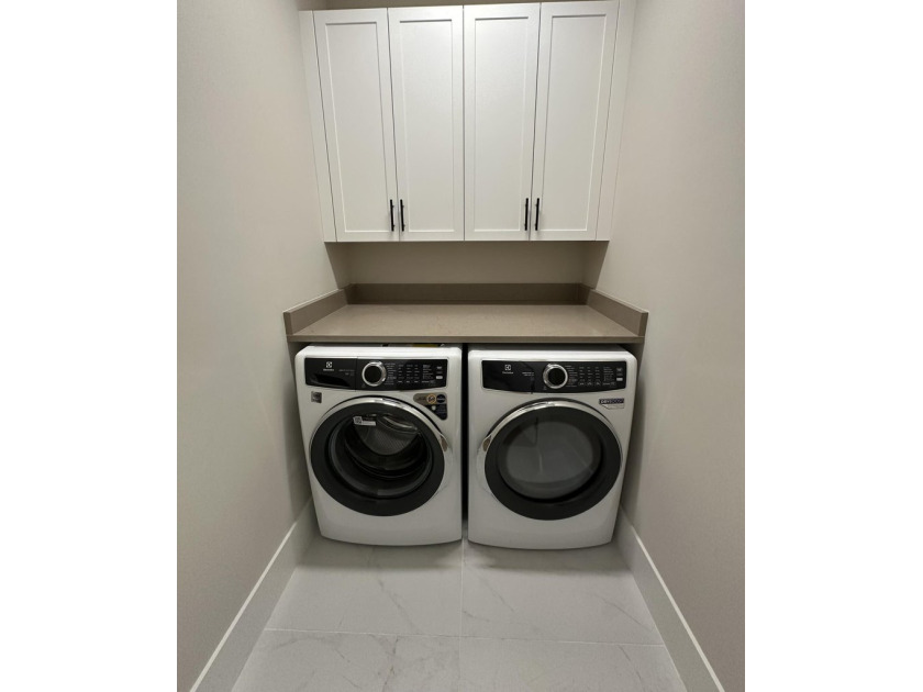 NO EXPENSE OR DETAIL SPARED IN OUR LARGEST ESTATE HOME IN CORAL - photo 34
