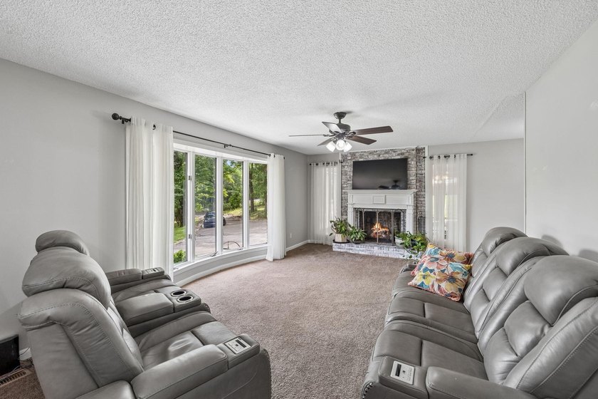Spacious and versatile 4 bdr, 2.5 bath brick home situated on - photo 8