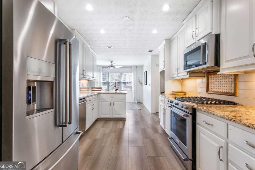 You will love this SPRAWLING RANCH WITH BONUS on a partially - photo 5