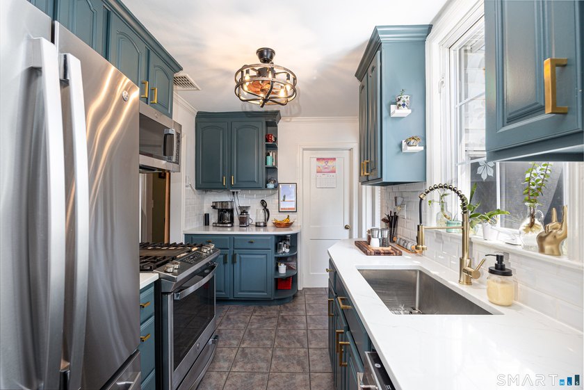 Move right into this beautifully remodeled 2-3 bedroom ranch in - photo 13