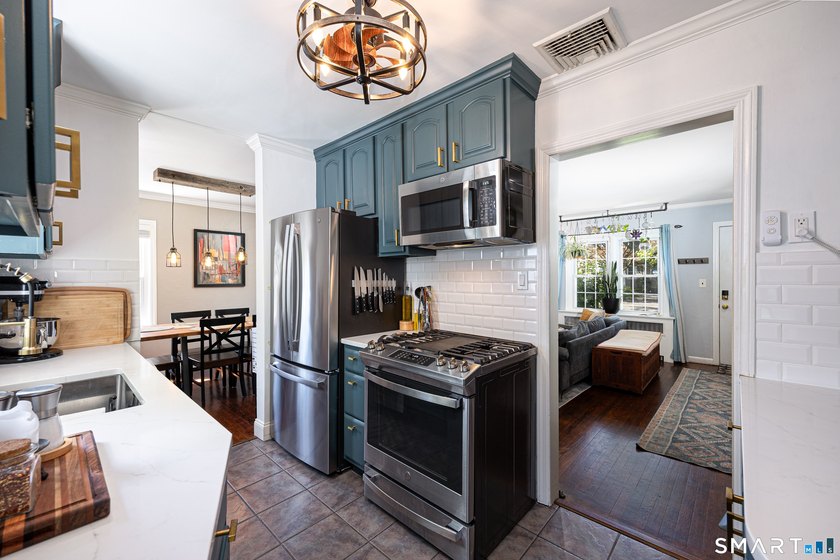 Move right into this beautifully remodeled 2-3 bedroom ranch in - photo 14