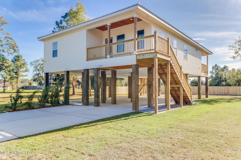 Experience coastal living with this new home that's just a 1/4 - photo 2