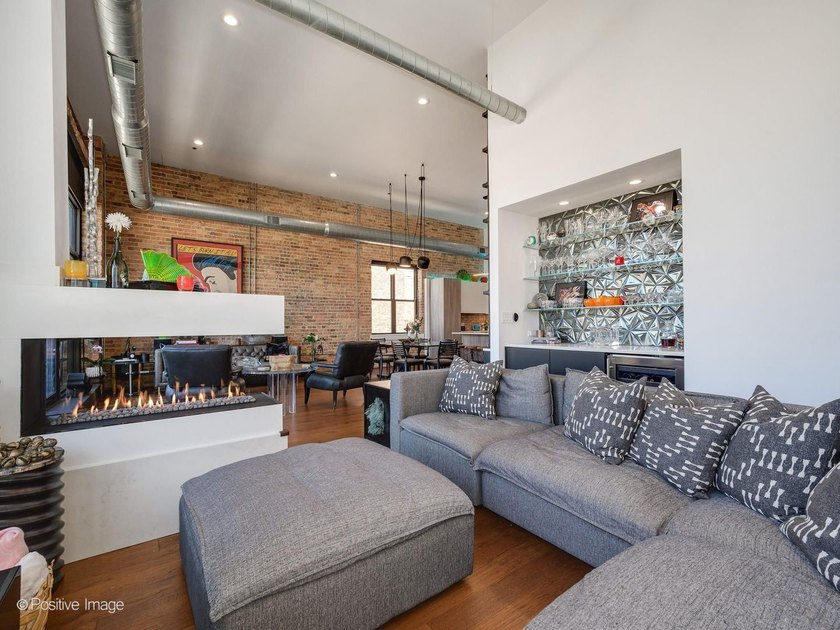 SOARING CEILINGS. EXPOSED BRICK. TRUE WEST LOOP PENTHOUSE LIVING - photo 11