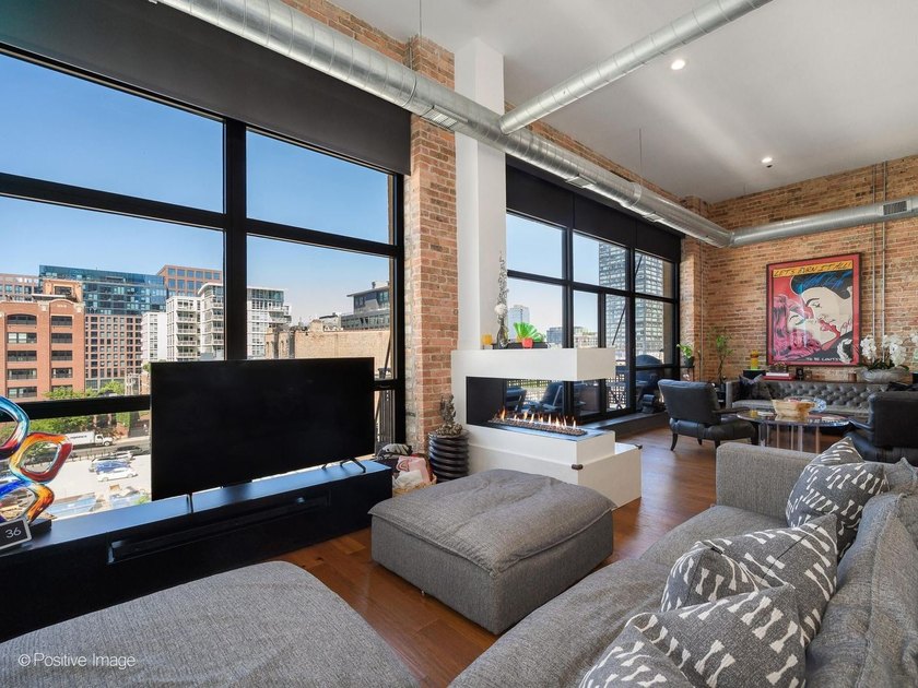 SOARING CEILINGS. EXPOSED BRICK. TRUE WEST LOOP PENTHOUSE LIVING - photo 12