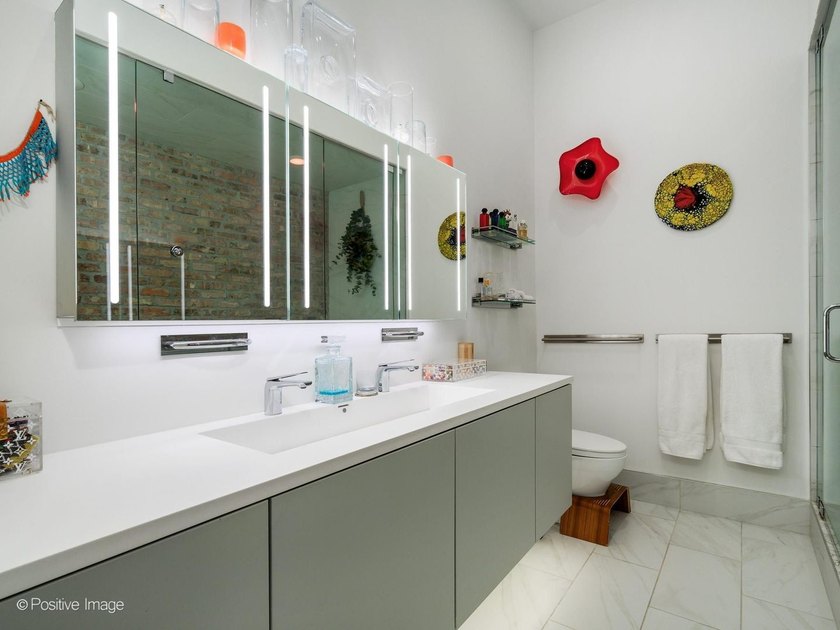 SOARING CEILINGS. EXPOSED BRICK. TRUE WEST LOOP PENTHOUSE LIVING - photo 22