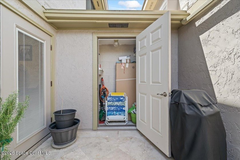 Beautiful 2 Bedroom, 2 and half Bathrooms Townhome with a one - photo 22
