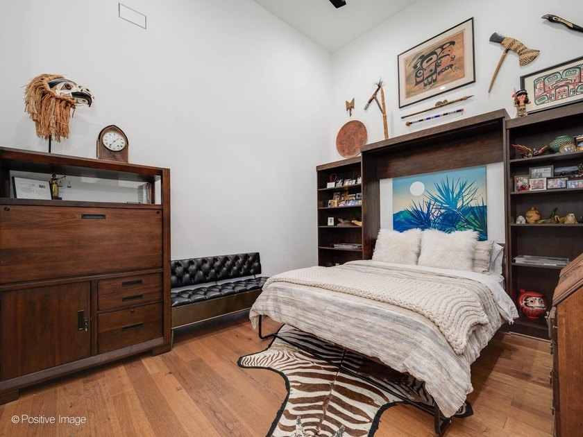SOARING CEILINGS. EXPOSED BRICK. TRUE WEST LOOP PENTHOUSE LIVING - photo 26