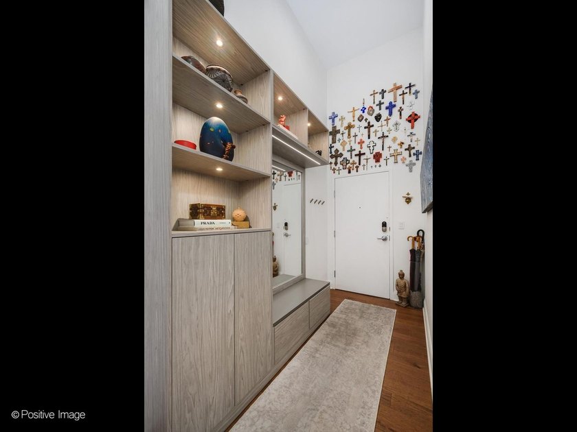 SOARING CEILINGS. EXPOSED BRICK. TRUE WEST LOOP PENTHOUSE LIVING - photo 29