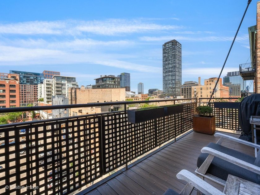 SOARING CEILINGS. EXPOSED BRICK. TRUE WEST LOOP PENTHOUSE LIVING - photo 30