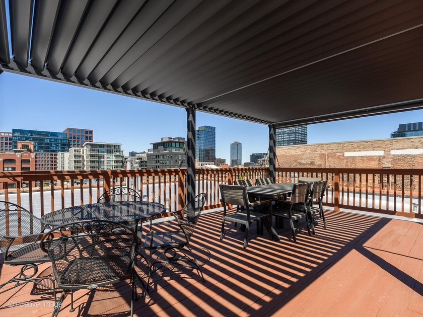 SOARING CEILINGS. EXPOSED BRICK. TRUE WEST LOOP PENTHOUSE LIVING - photo 32