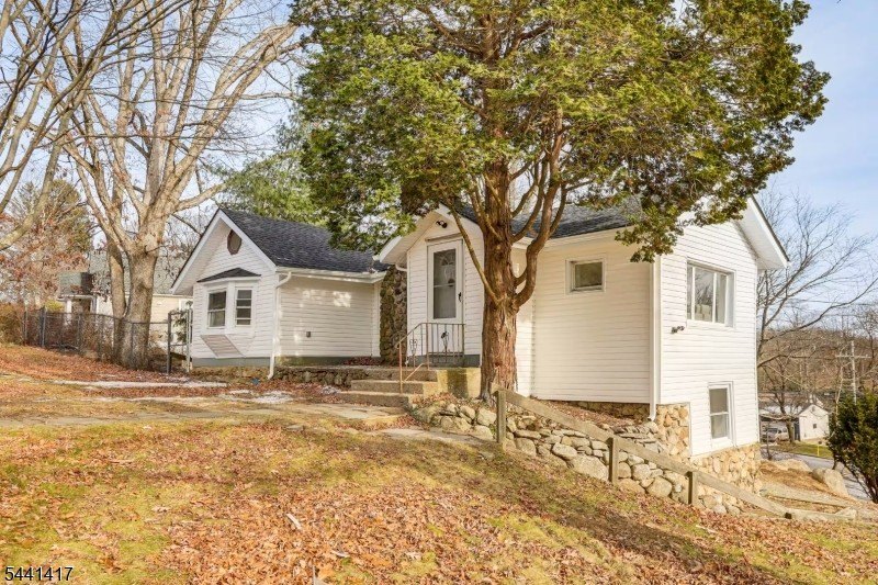 Beautifully updated 3-bedroom home offering a bright - photo 2