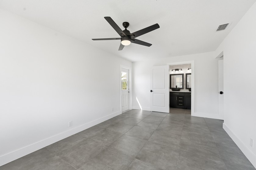 Fully renovated 2 bedroom, 2 bathroom corner villa located - photo 13