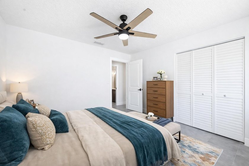 Fully renovated 2 bedroom, 2 bathroom corner villa located - photo 22