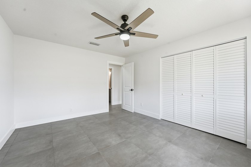 Fully renovated 2 bedroom, 2 bathroom corner villa located - photo 23