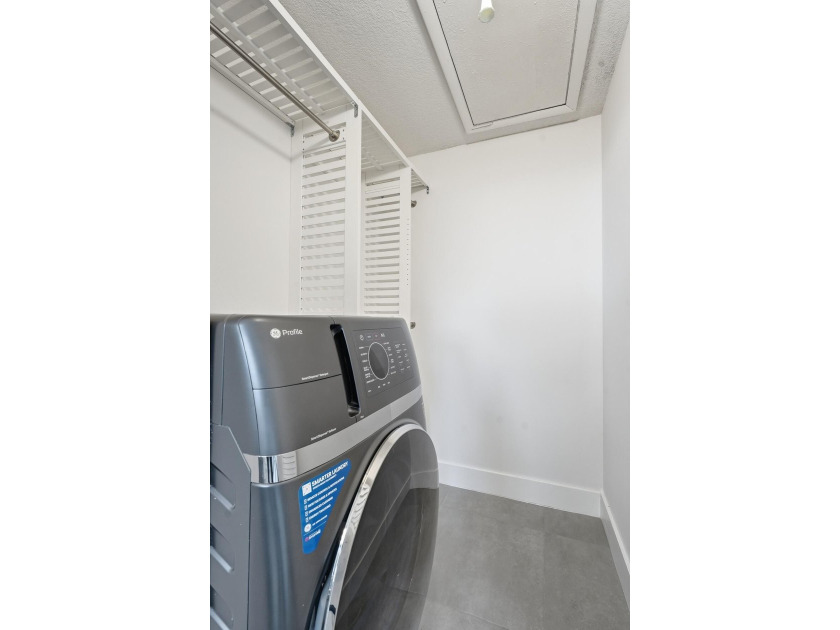 Fully renovated 2 bedroom, 2 bathroom corner villa located - photo 26