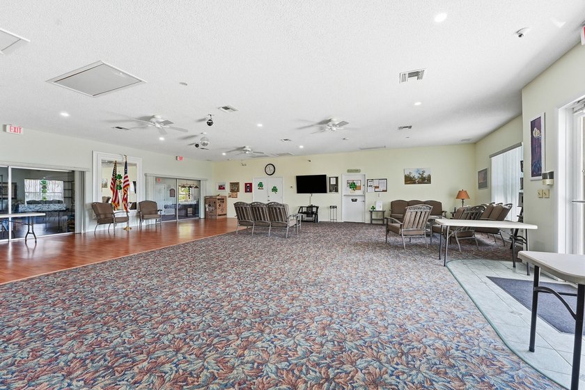 Fully renovated 2 bedroom, 2 bathroom corner villa located - photo 31